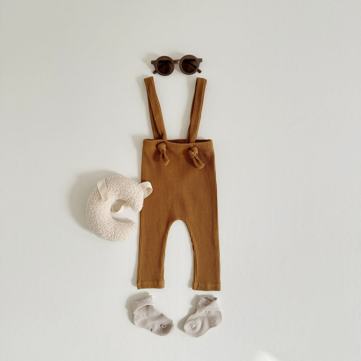 Neutral baby ribbed knitted suspender pants
