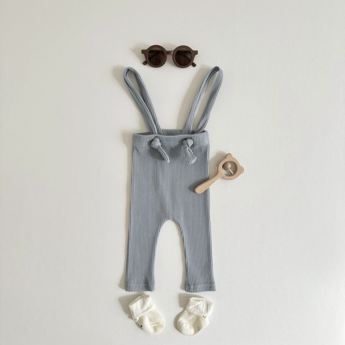Neutral baby ribbed knitted suspender pants