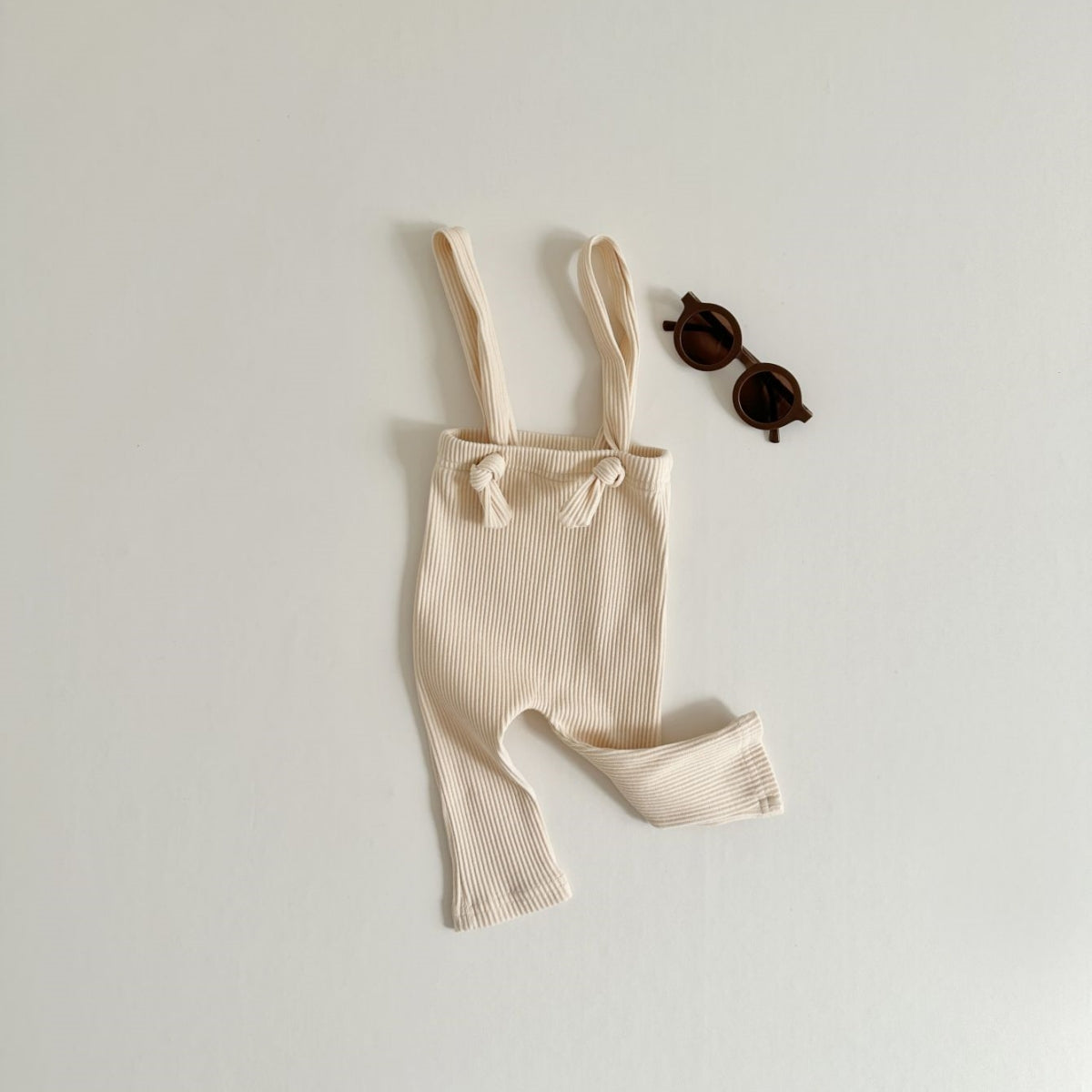 Neutral baby ribbed knitted suspender pants